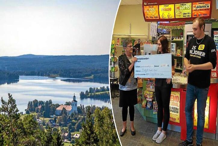 Här överlämnar Berit Burman bybornas insamlade pengar till Camilla och Daniel Jakobsson.