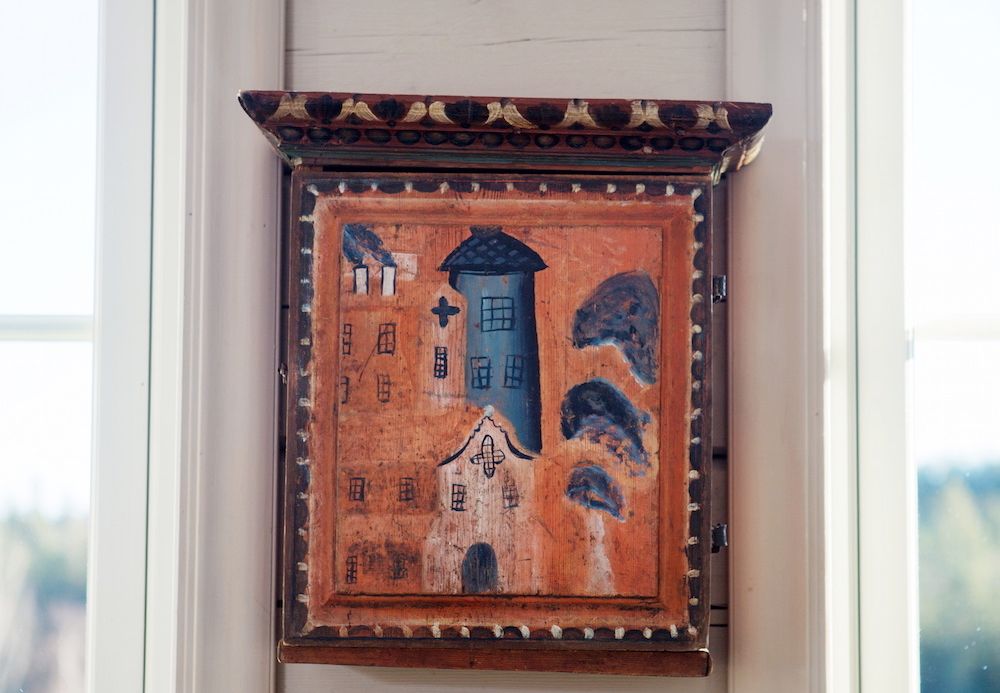 Kurbitsmålningar sitter på väggarna.