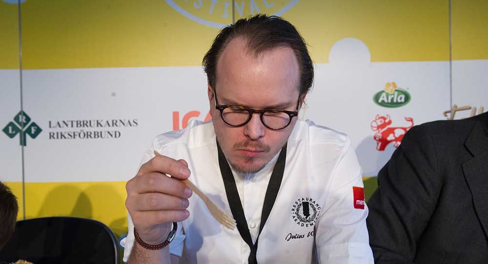Juryn hade ett styvt jobb med att smaka alla ostar i medaljtävlingen. Foto: John Guthed.