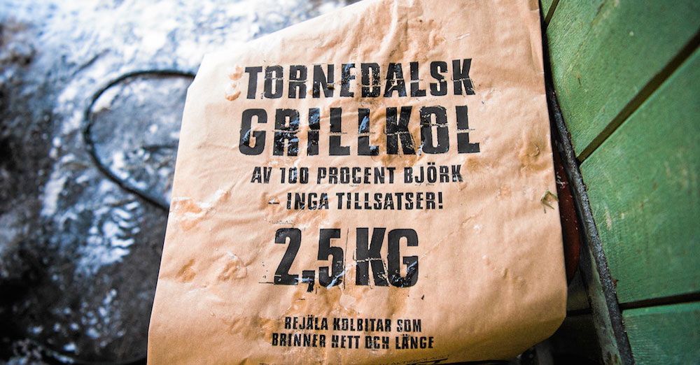 Eftertraktad produkt. Stjärnkrogarna köar för att få tag på dessa grillkolpåsar från Kolektivet.