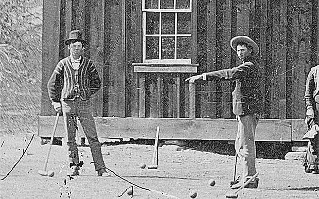 Ökänd gangster i Vilda Västern. Billy the Kid spelar krocket 1878.