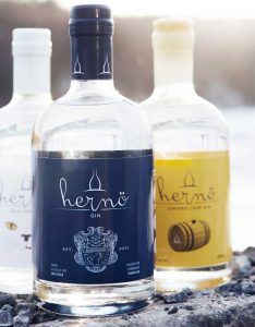 Hantverksmässigt producerad och prisbelönt. Hernö Gin finns i fyra varianter. Foto: Frida Sjögren