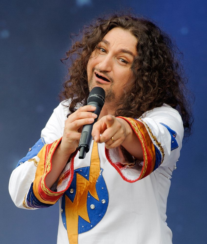 Thomas Di Leva, är född i Gävle och för den som undrar över dialekten säger vi bara ”Fiskaaaarna siiimaar i haaavet!” Slappna av i kinderna och sjung med.
