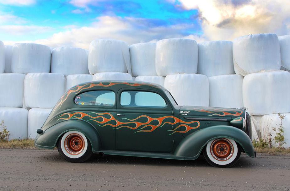 Denna Plyman är kanske ingen riktig raggarbil men definitivt en Hot rod! Foto: Maths Pålsson.