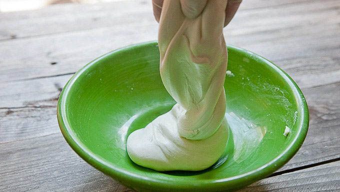 Knåda tills konsistensen blir som mozzarellan du brukar köpa i butik.