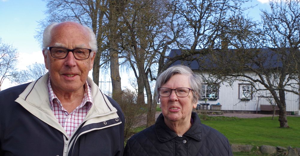 Sven och Birgit Lindberg, Jonas morfar och mormor, gläds åt att han har tagit över gården.