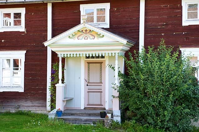 Vackert målad entré till Hälsingegården Ola-Anders i Alfta. Foto: All over press