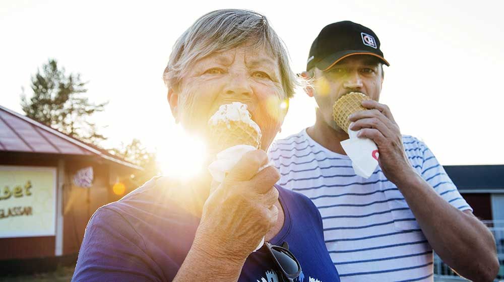 Margareta Blom och Magnus Blom svalkar sig med glass vid Piteås havsbad.