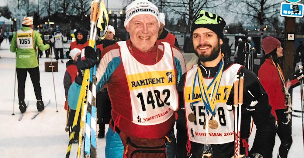 Börje gratuleras av prins Carl-Philip häromåret, för sina många Vasalopp.