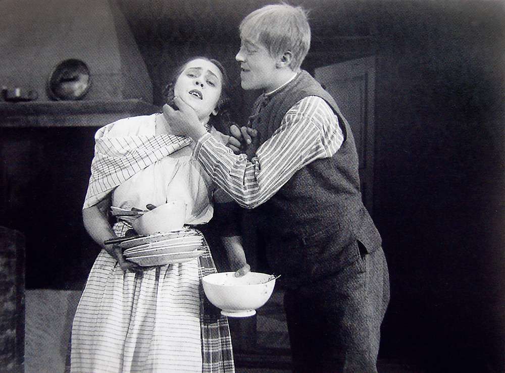 1923 var det stumfilm som gällde. Här Närkingarna med Greta Erholm.