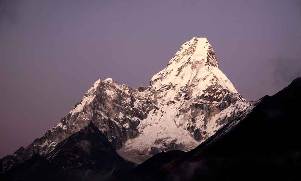 På vägen till Mount Everests bascamp lär du se solen gå upp över Ama Dablam.