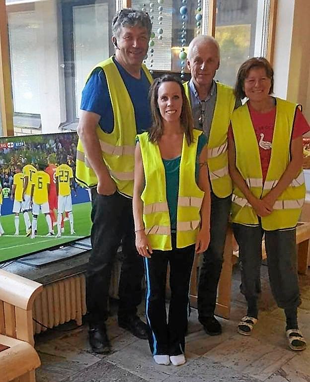 Linda Selin tillsammans med ockupanter på Sollefteå sjukhus.