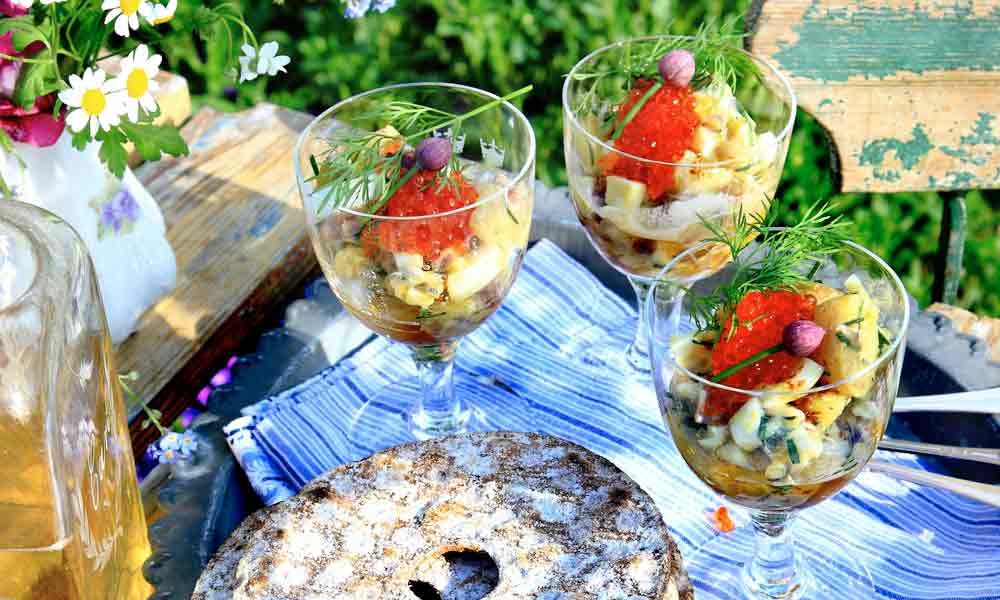Färskpotatis, ansjovis och lök blir en sommardelikatess.