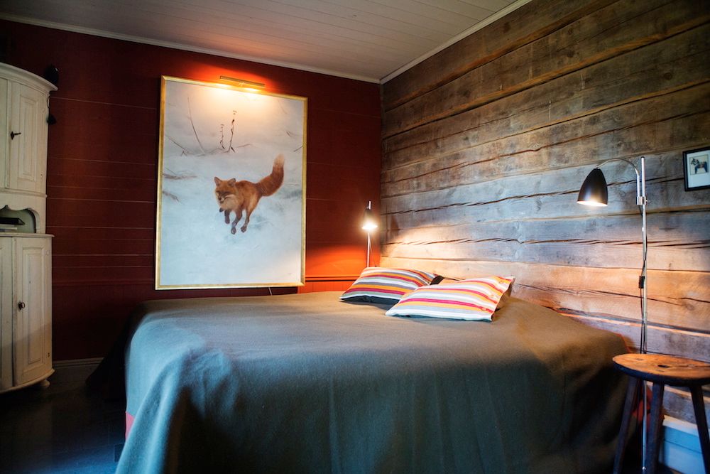 Ett av rummen i gäststugan. De tjocka timmerväggarna håller nordanvinden ute.