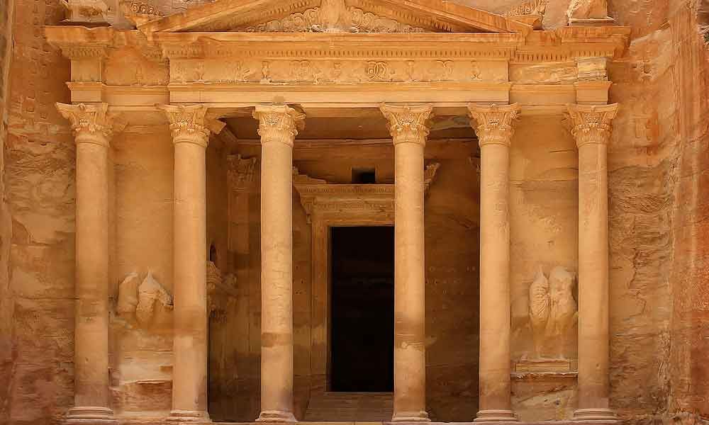 Petra är en stad i Jordanien, uthuggen ur klipporna.