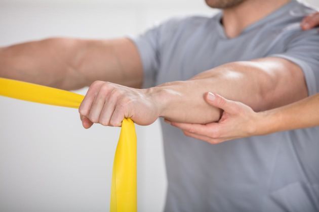 Gummiband är bra redskap för att träna de bortglömda kroppsdelarna.
