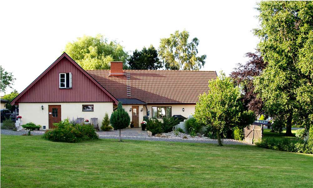 I Stockholm är det aldrig tyst. Annat är det utanför Sannas och Patriks nya hem i Simrishamn.