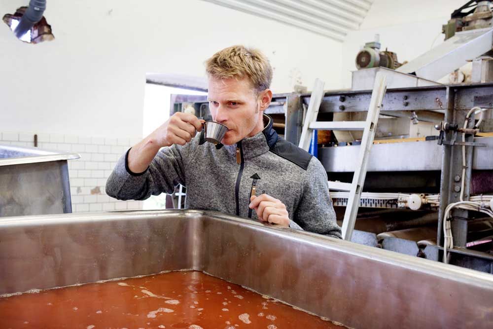 Bonny har lärt sig musterihantverket på egen hand och genom att studera föregångaren.