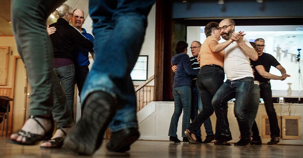 Eftersom danstimmarna går byter deltagarna danspartner. Här övas fox och mellan benen på Maud Larsson och Börje Jakobson dansar Birgit Nordvall och Torgny Berg.Från vänster syns också Pia Vernersson - Ulf Andersson, Yvonne Funck - Ola Klang och Karin Yxfeldt (skymd) - Göran Gomér. Foto: Karl Melander.