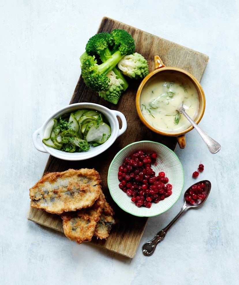 Krispig strömming, dillmajonnäs, pressgurka och kokta grönsaker.