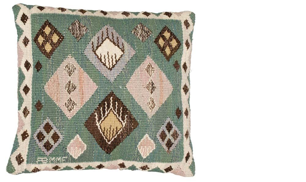 Motivet till vävnaden Knoppen togs fram under tidigt 1930-tal. Detta kuddvar är dock tillverkat efter 1941. Slutpriset på auktion blev 2 200 kronor. (Bukowskis Market.)