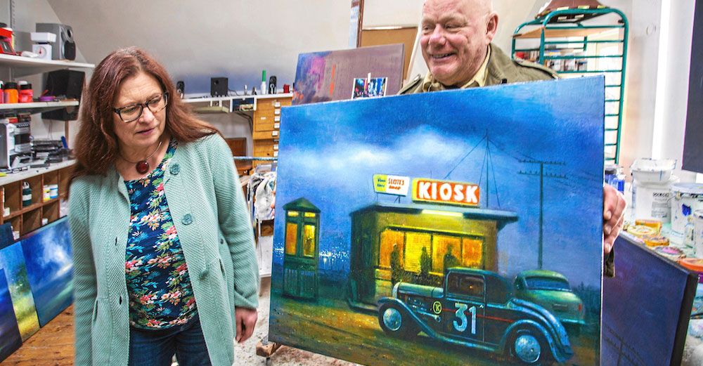 Ronny visar stolt upp en av sina senaste målningar, som ska hänga på Ekerums konsthall i Borgholm hela sommaren