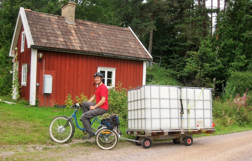 Jon Forsärla med sin flexibla transportkärra för cykel.