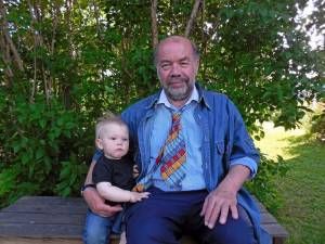 Nästa generation. Nalle Elfqvist med barnbarnet Olof. Snart är det kanske dags att placera ut en kamera som Olof får hitta?