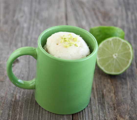 Kakmugg med lime på träbord.