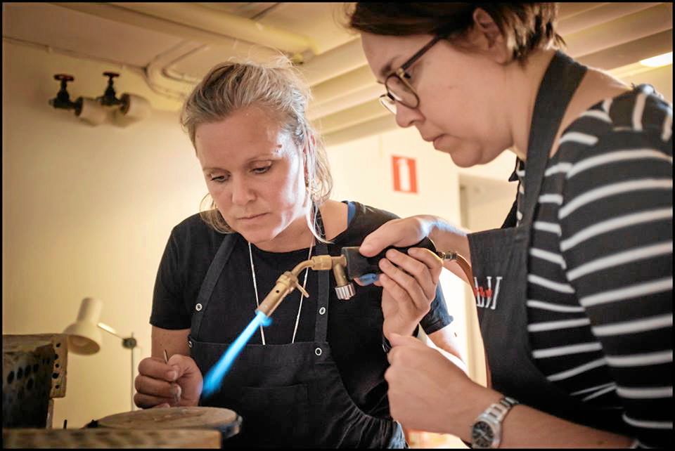 Tillverka smycken. Såga, fila, löda, polera, forma. Silversmide är en av Fridhems populära sommarkurser. Foto Fridhems folkhögskola.