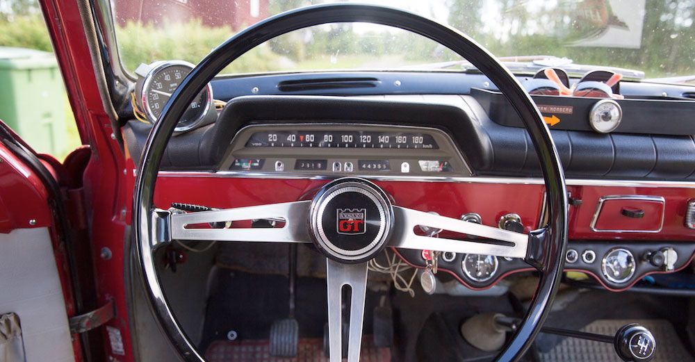 Originalratten har bytts ut mot en så kallad GT-ratt i bakelit, som satt på en sportmodell som kom kort efter att Torbjörn hade köpt sin bil