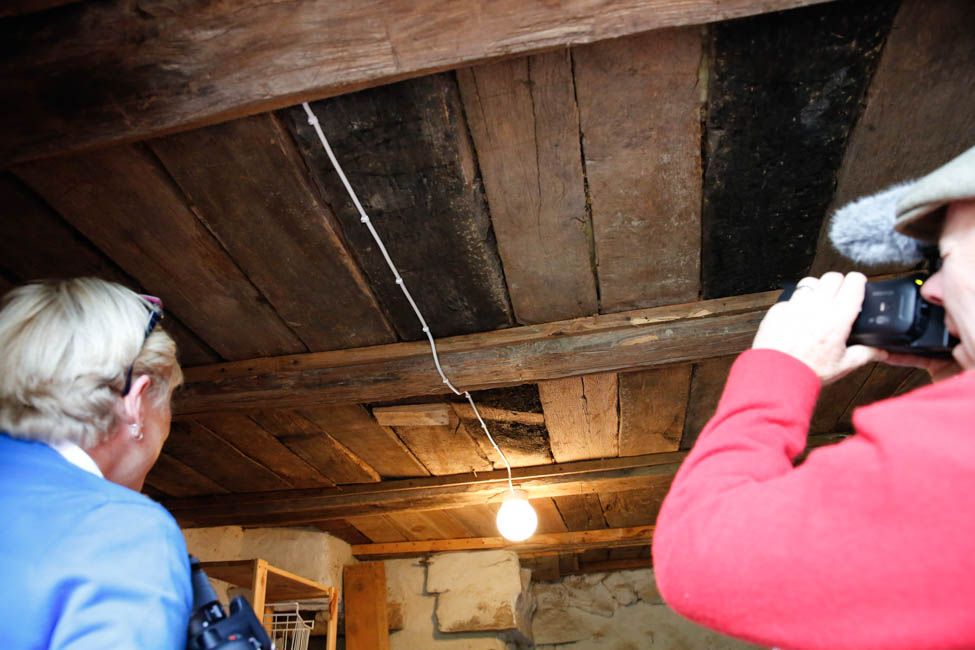 Sällskapet undersöker den gamla eldhärjade gården. Resterna användes till att bygga upp gården på nytt.