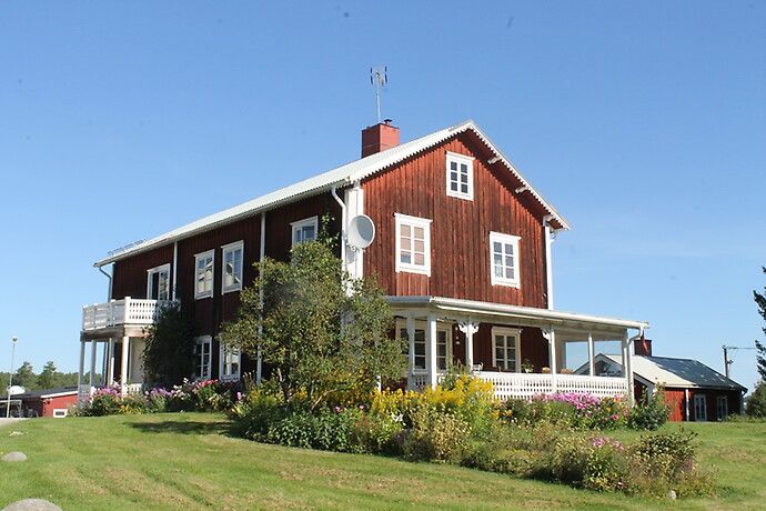 Lantlig charm med möjlighet till hyresintäkter.