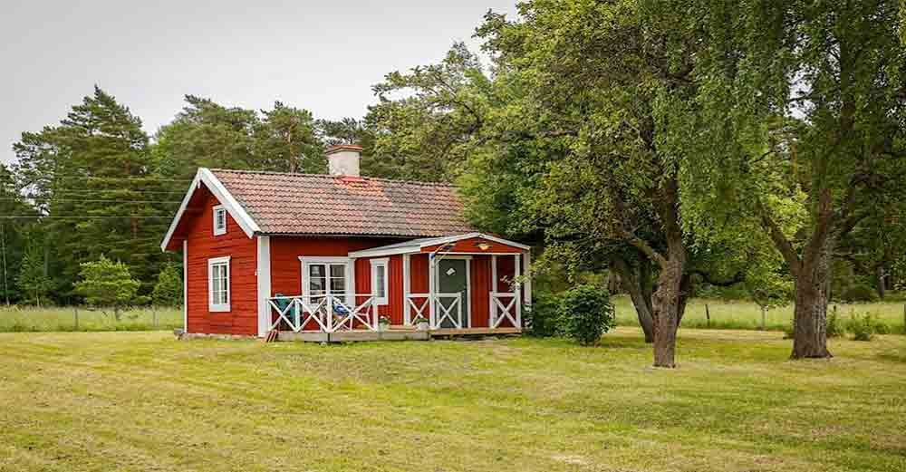 Röd stuga med den gamla stilen bevarad.