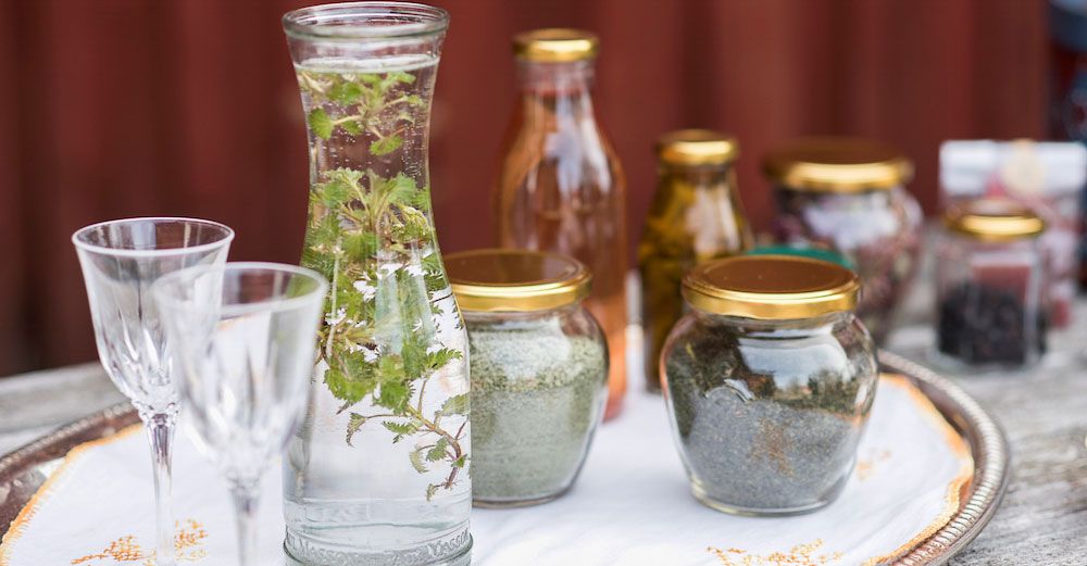 Nässlor i olika form, som pulver, pesto och nässelvatten (häll kallt, kokt vatten över färska nässlor och låt stå i kylen och drick ett glas varje dag.