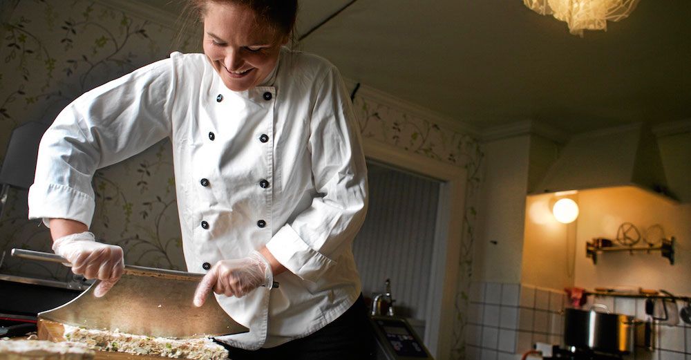 Elin skär den sega nougaten med sin specialkniv.