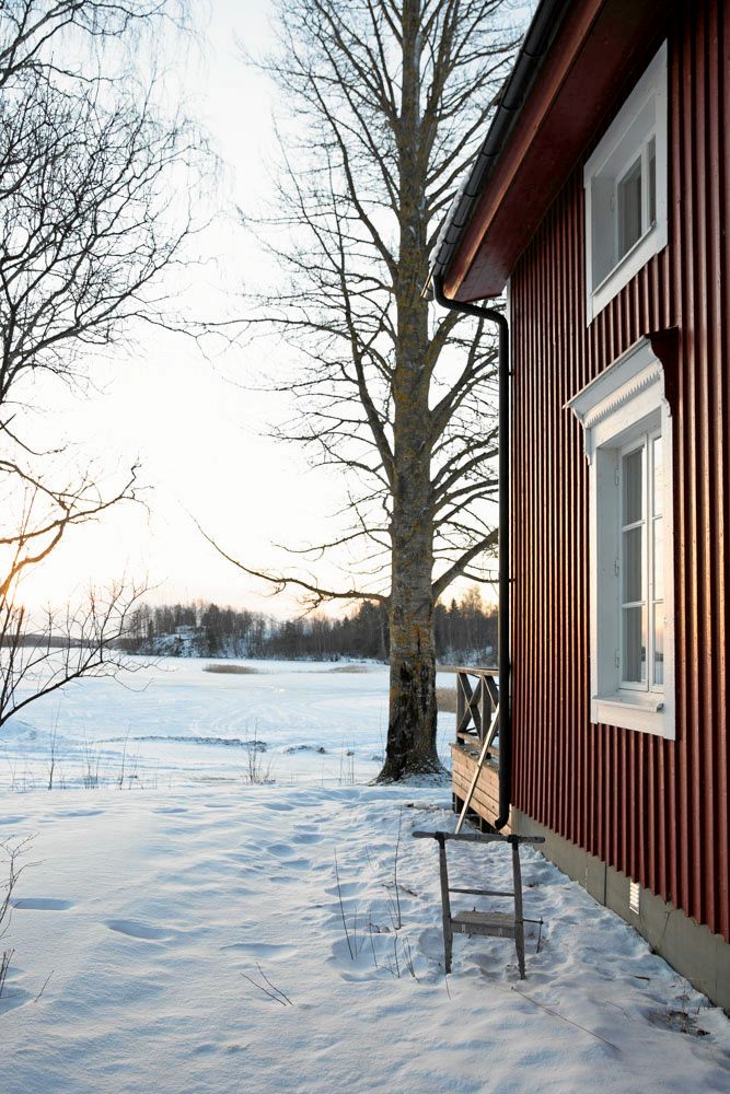 Sundlingska gården, och parets krog, har utsikt över sjön.