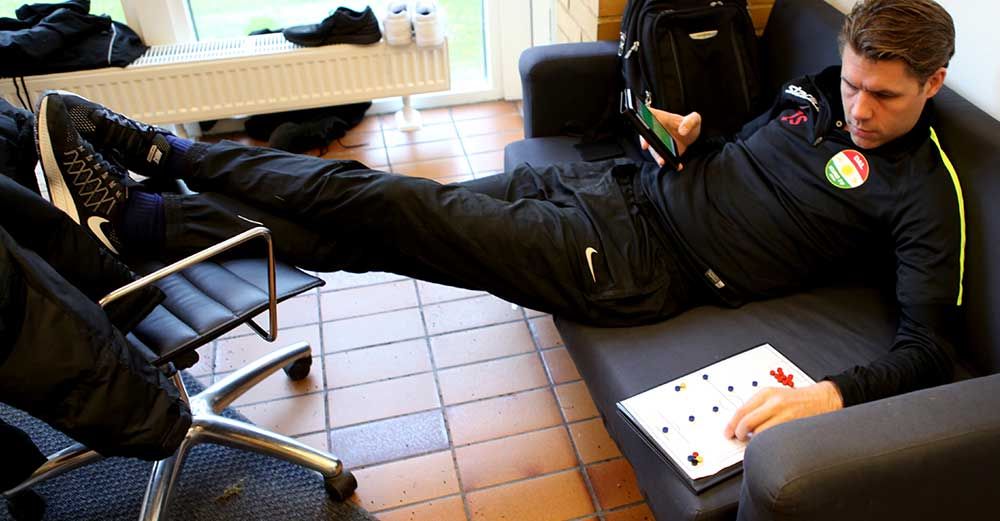 Johan Sandahl är en av lagets två tränare. – Jag är inte så intresserad av fotboll, egentligen. Det är den ideologiska aspekten av det här jobbet som lockar, säger han.