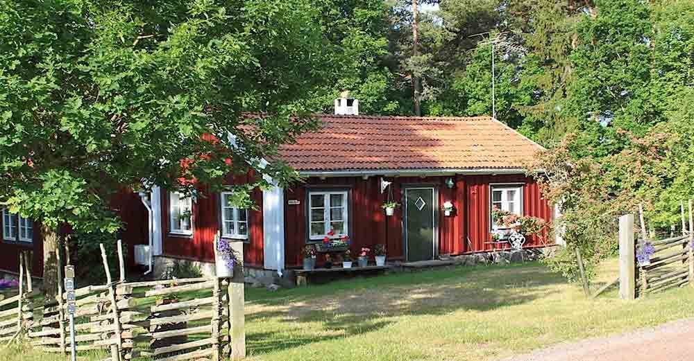 Den gamla stugan flyttades till Drag i mitten av 1900-talet.