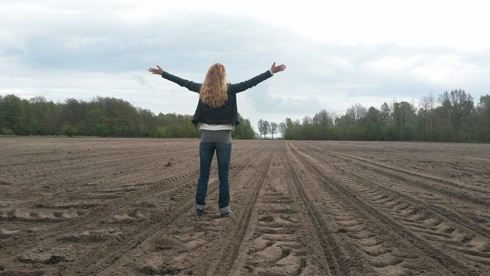 Hanna Karlsson driver Bondbönans blogg och vill att fler ska förstå verkligheten på en bondgård.