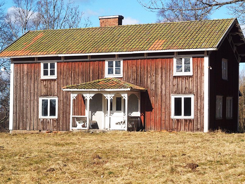 Ganska nyligen köptes grannfastigheten med ytterligare ett hus. Om det renoveras upp till uthyrning återstår att se, potentialen finns men det innebär mycket arbete.