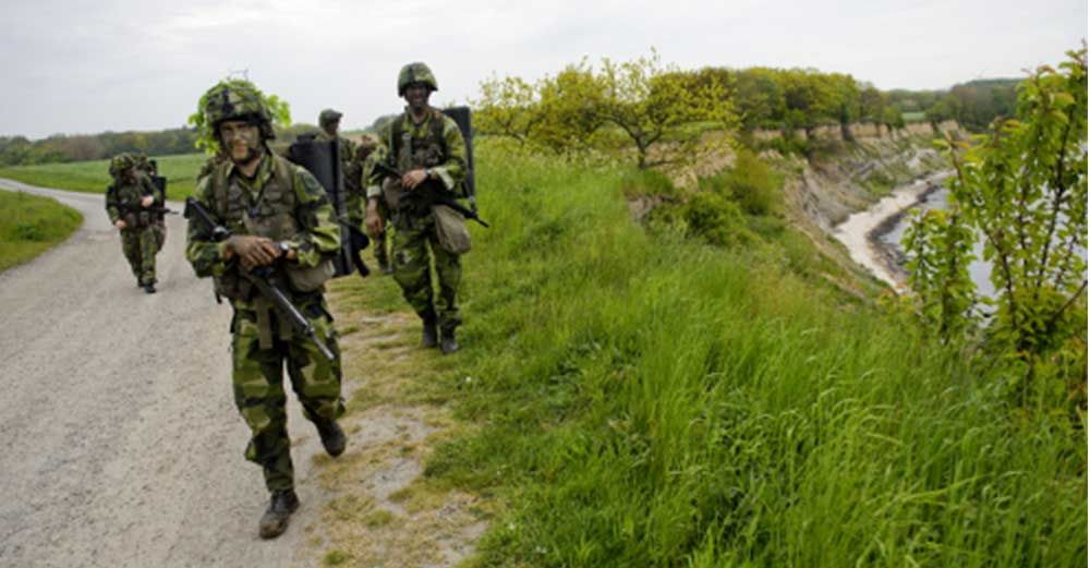 Marsch. Flera lumpare förflyttar sig. Sannolikt mellan punkt A och punkt B. Den som marscherar förflyttar sig under 50 minuter och vilar 10 minuter. Det sker tills man har kommit fram.