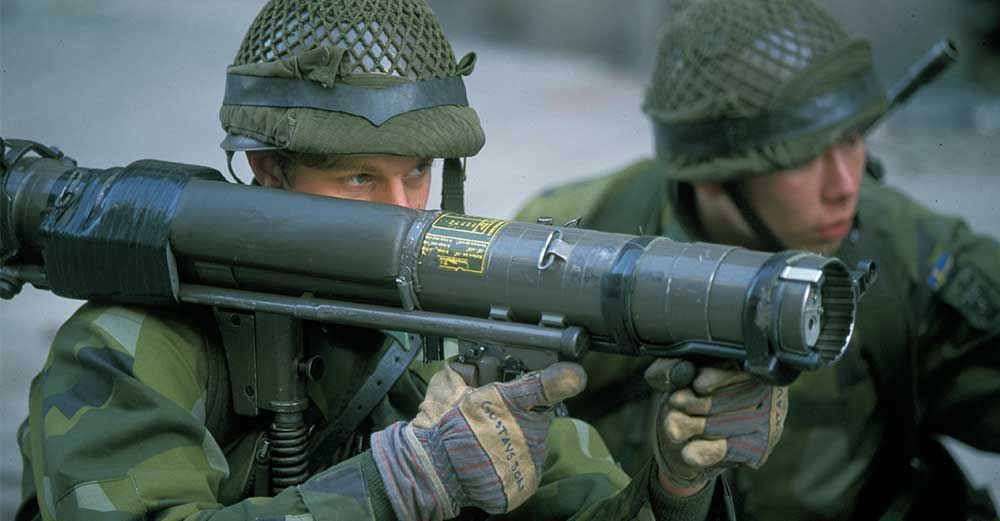 Förkortningar. Att be någon hämta Granatgeväret Karl-Gustaf av modell 1948 funkar inte. Vapnet på bilden heter GRG, helt enkelt.