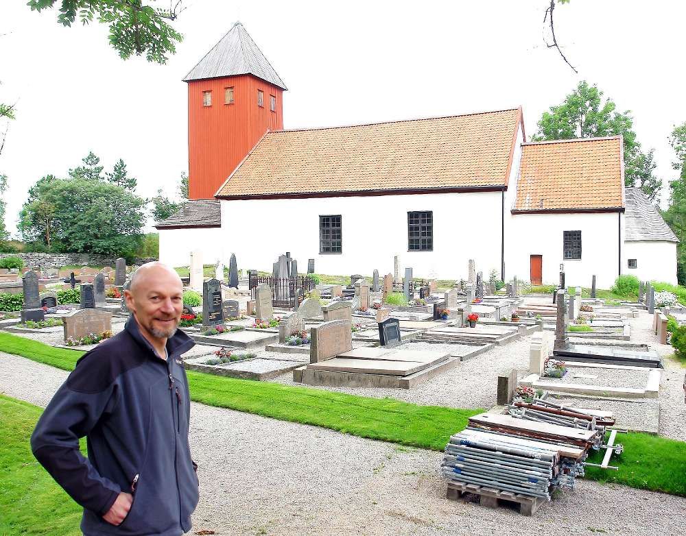 I Bokenäs kyrka fann Paul Carlsson en karta som visade hans förfäders gravar.