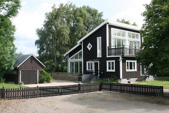 Stora fönster med härligt ljusinsläpp.