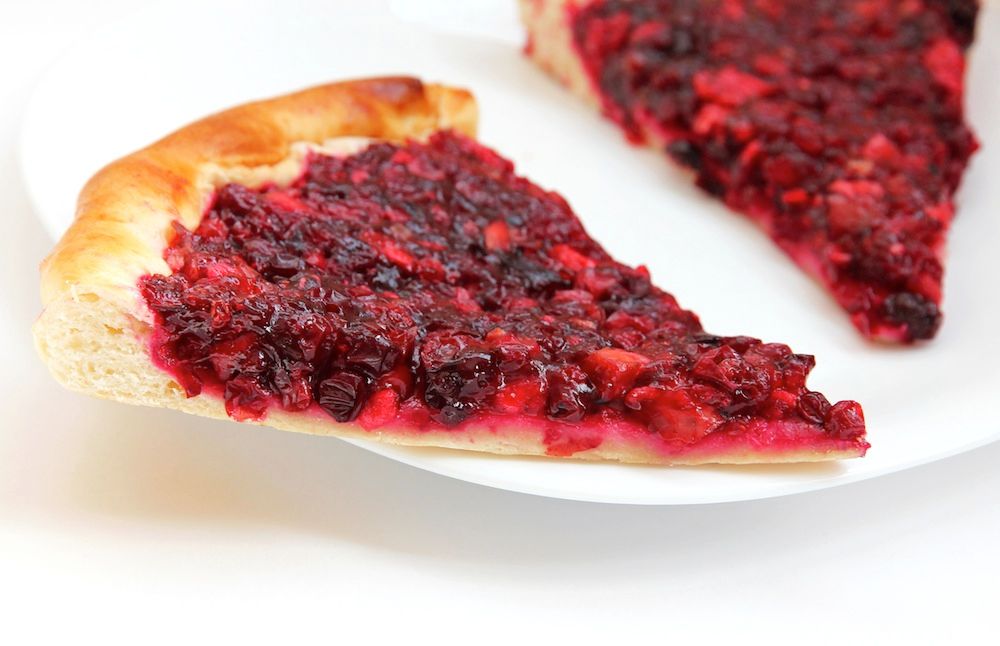 Två bitar av pizza med lingonfyllning.