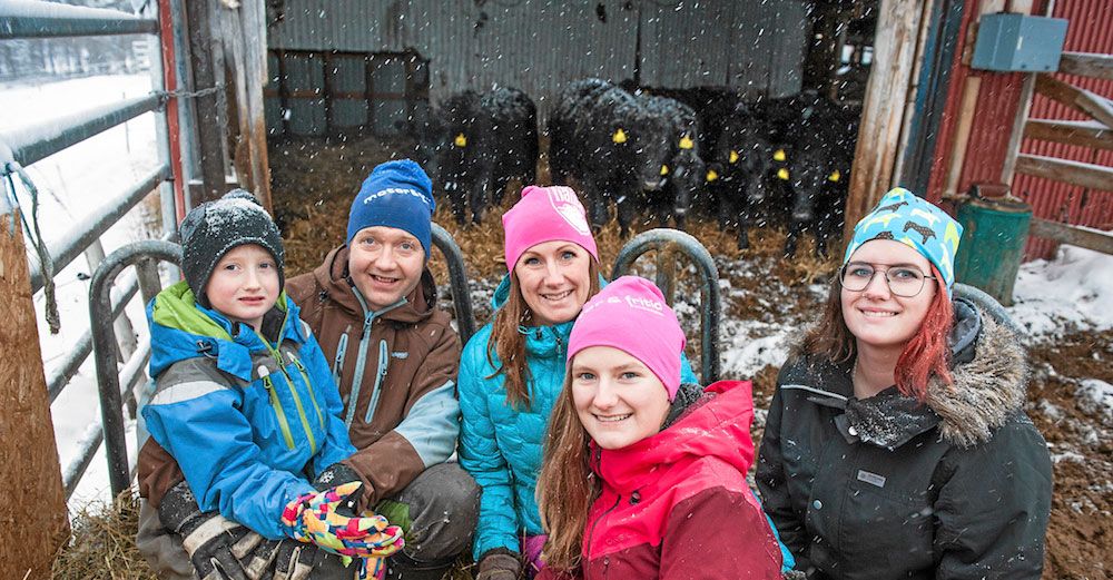 Lillebror Olle, 6 år, pappa Stefan, mamma Ellika, mellansyster Vida, 15 år och storasyster Tilja, 17 år gillar att vara med på gården.