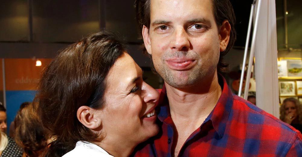 Krönikören och författaren Alex Schulman med sin hustru Amanda Schulman. Paret väntar snart sitt tredje barn. Foto: IBL.