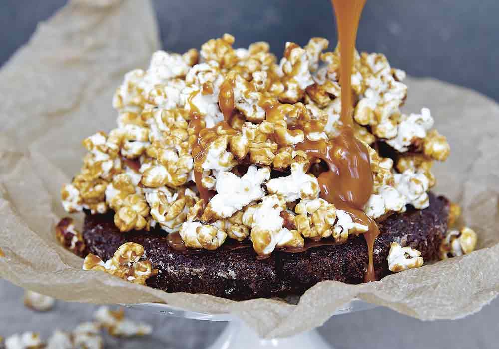 Chokladtryffeltårta med popcorn och kolasås
