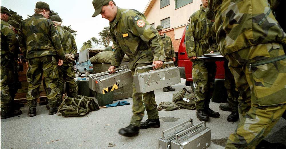 Rätt. "Hämta fem bandspelare från 80-talet och placera dem på kaserngården!". Här är en lumpare som förstått saken rätt. Föreställer bilden en ungdom som pekar på mobilen och säger "Jag har Spotify"? – Nej, just det!